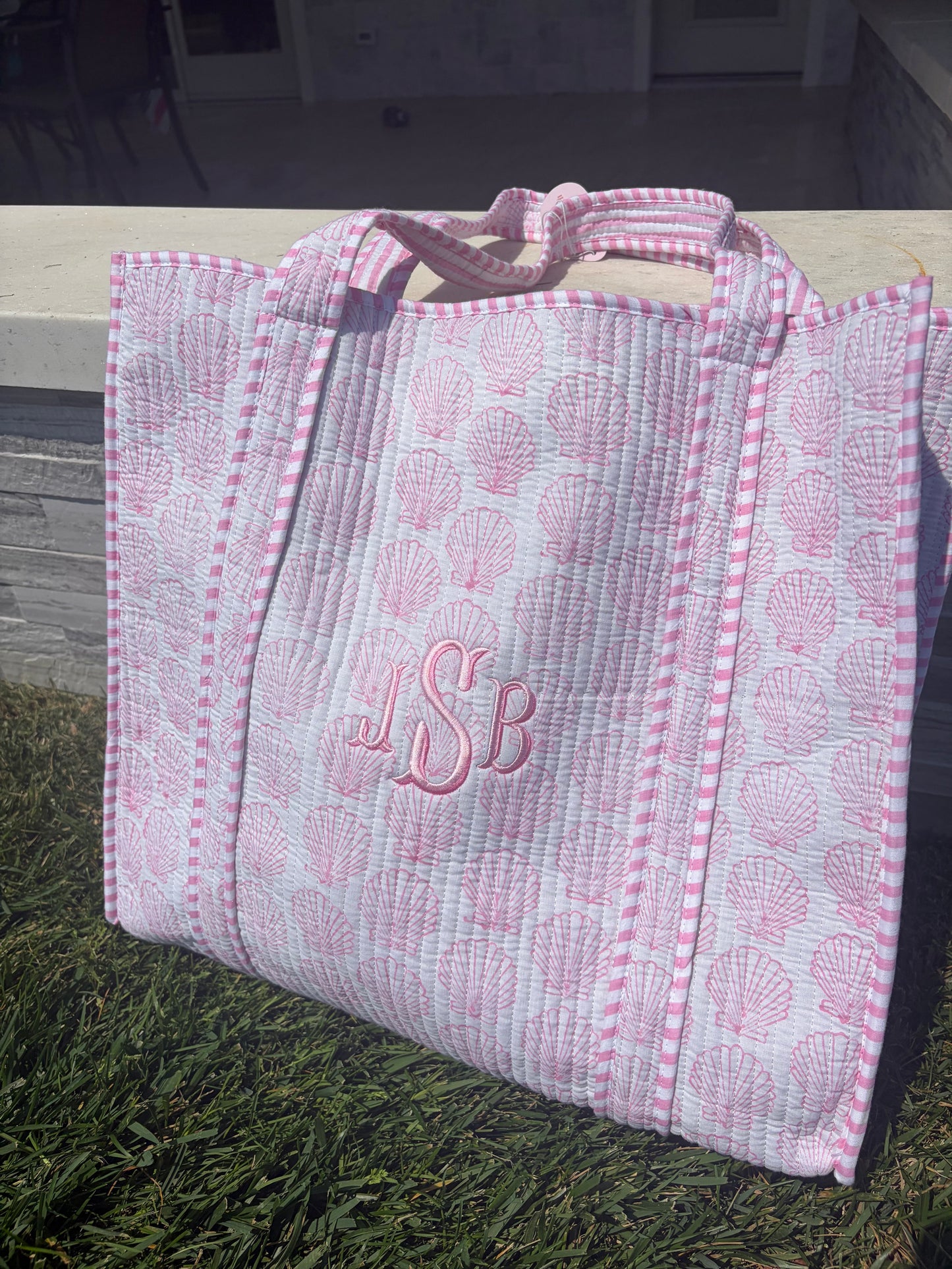 Pink seashell large tote bag
